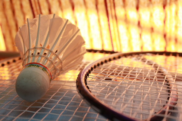 Zwei Badmintonschläger mit einem Federball