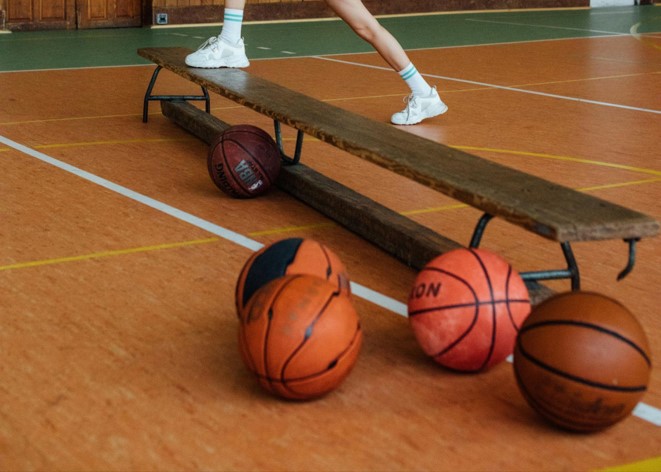 basketbälle turnhalle bank