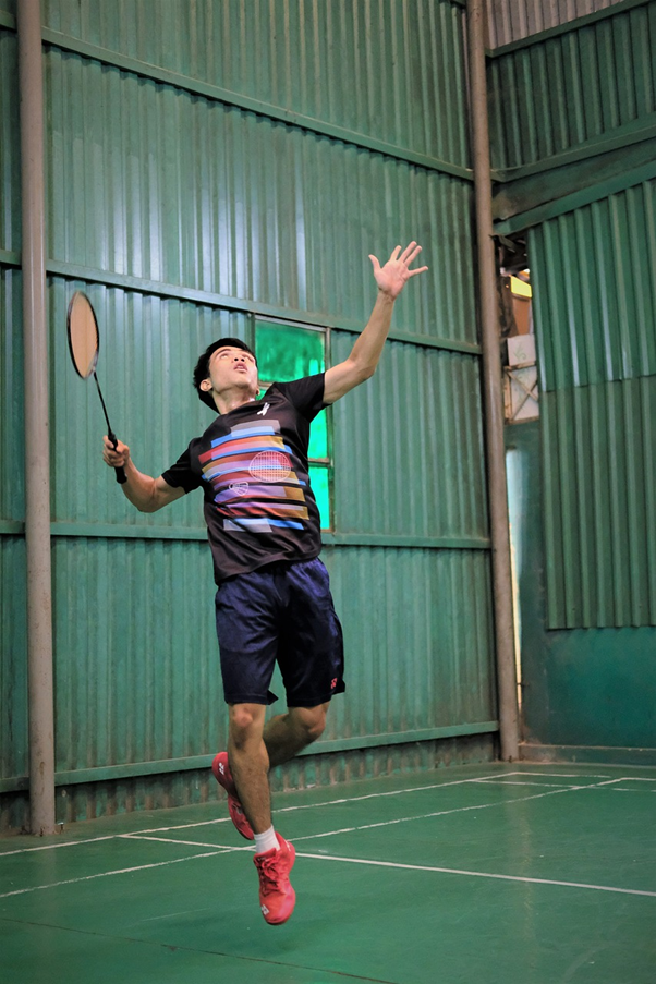 Guter Halt des Badmintonschlägers mit Griff eines Spielers in voller Aktion