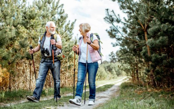Wandererpaar im Wald